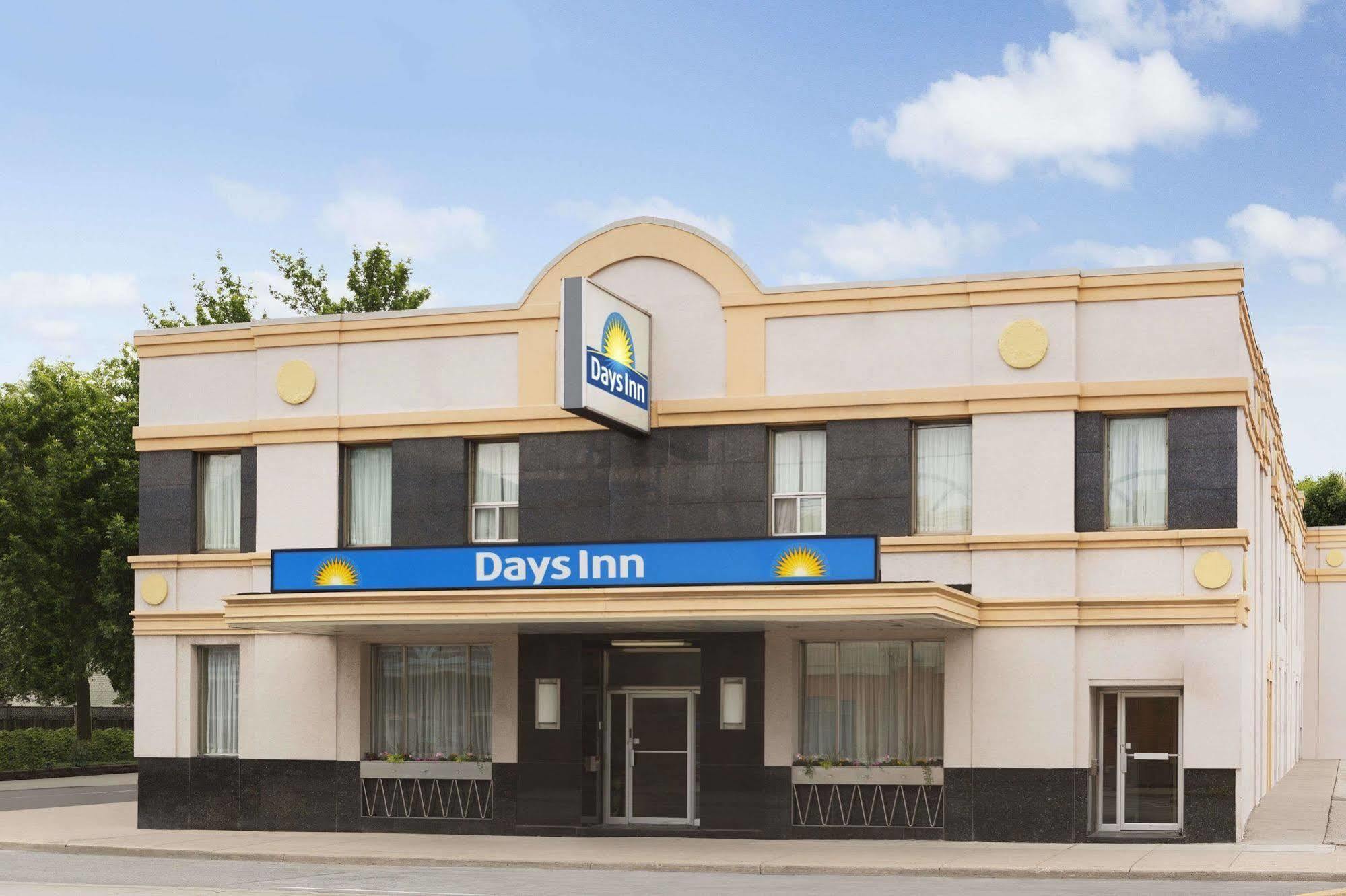 Days Inn By Wyndham Toronto East Beaches Exterior photo